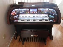 Fabulous Lowrey Organ, Model "Sterling". All Digital, beautiful condition and wonderful sound! Approximately 4-5 years old.