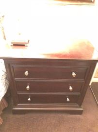 Stanley mahogany endtable (1 of a pair that go with a tall chest)
