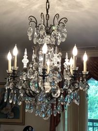 Lovely chandelier (fairly good size)