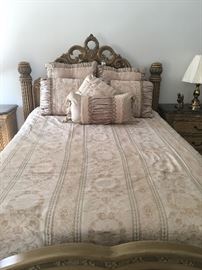 Veratex bedding with plenty of pillows