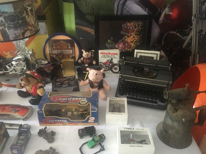 Assorted collectables and vintage toys/items