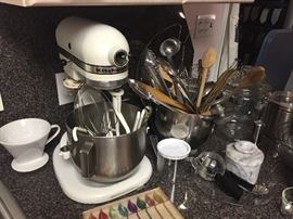 KitchenAid Mixer with 2 bowls, whisk, dough hooks, and beaters. 