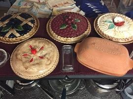 Ceramic pie plates and covers. Terra-cotta roaster. 