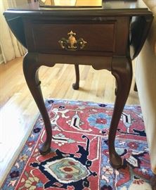 19. Hammary Queen Anne Drop Leaf Side Table (1'6'' x 2'3'' x 2'3'')