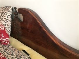 Detail on Queen-sized Four Poster Bed w/adjustable Mattress