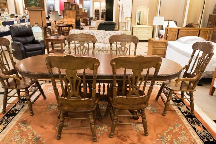 This is  BEAUTIFUL formal dining set that is in excellent condition.  So nice!  It has been well taken care of.