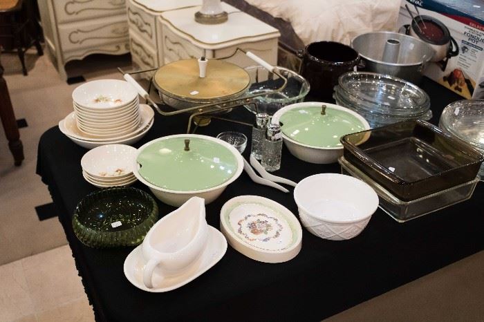 Those vintage round bowls with light green lids are super cute:)