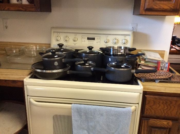 Beautiful Pampered Chef cookware, pots pans and casserole