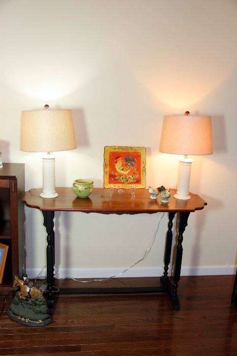 Pair Wedgwood Lamps, Roseville Vase, Nice Accent Table