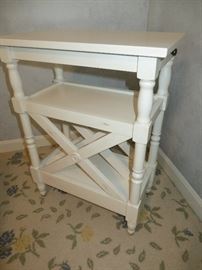 WHITE SIDE TABLE
