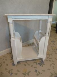 WHITE SIDE TABLE WITH MAGAZINE RACK
