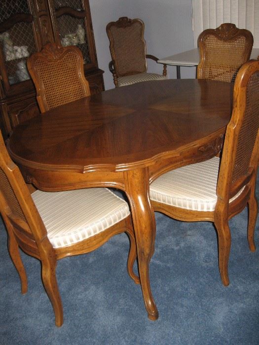 Beautiful Drexel Dining Table with Six Chairs and Two Leafs...