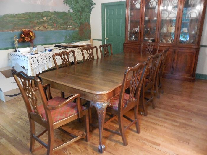 Dining room table 8 chairs 3/leaves with apron