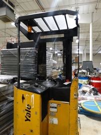 Yale type-E 24 volt stand up order picker/ pallet ...