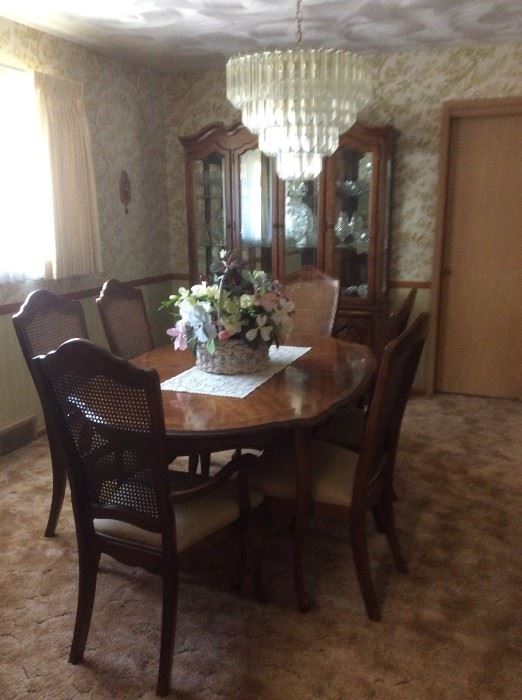 Stanley Furniture dining room table - 2 captain's chairs, 4 chairs