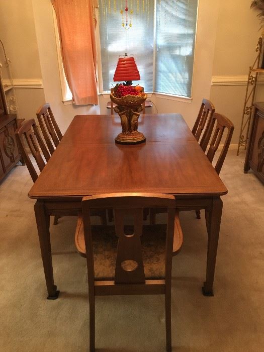 Century Furniture Co. Dining table (NICE)