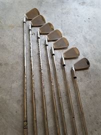 Looks to be brand new set of irons - pitching wedge plus iron #'s 4 thru 9.  Rawlings.