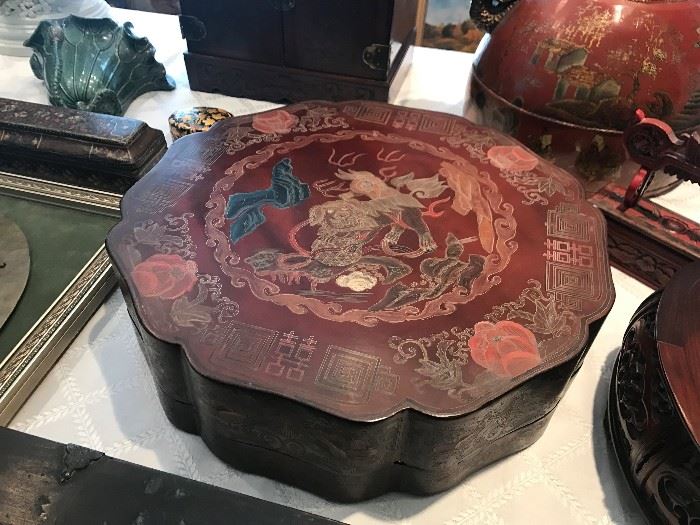 ANTIQUE LACQUERED BOX WITH FOO DOG