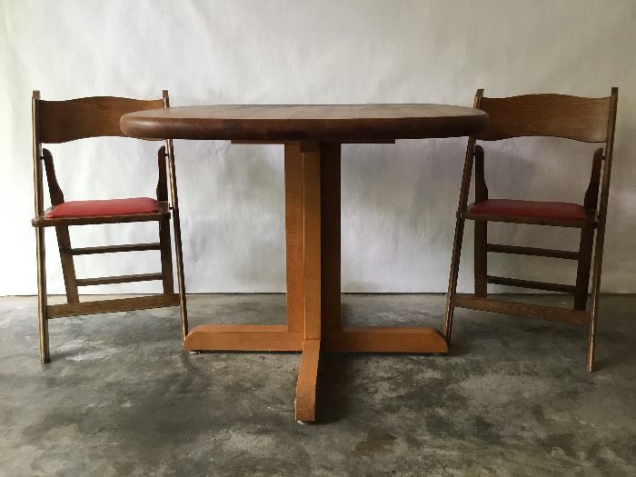 Wooden Table and 2 Folding Chairs              https://ctbids.com/#!/description/share/26972   