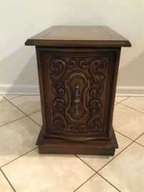 Wooden End Table          https://ctbids.com/#!/description/share/27644