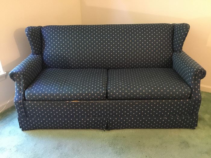 Pull Out Full Bed Couch         https://ctbids.com/#!/description/share/27710