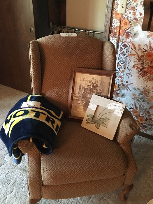 Chair, Pictures, Notre Dame Throw