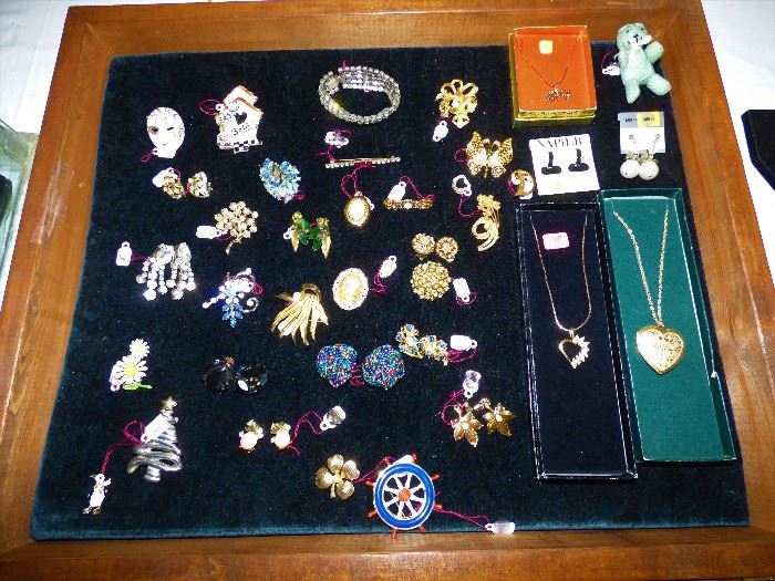 Vintage Costume Jewelry includes signed pieces by Weiss & others