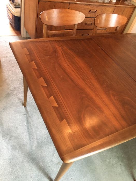 Beautiful Lane Dining Room Table with 2 Leaves