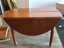 Nice dbl drop leaf table