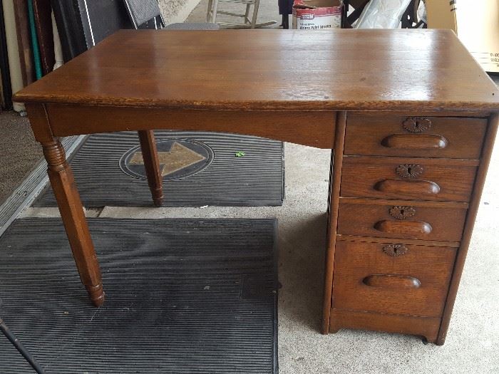 Knee hole desk or craft table
