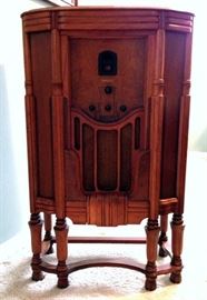 Philco Model 18 Antique Radio. Works Perfectly, Cabinet in Excellent Condition