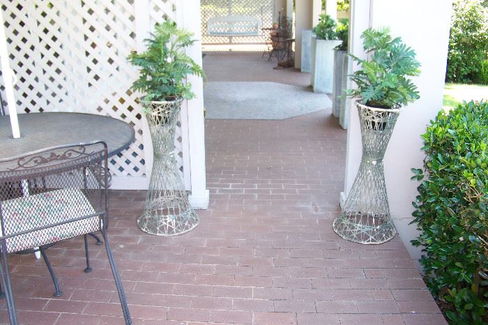Pr. Wire plant holders
