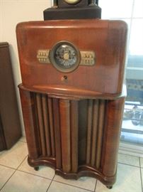 Zenith Cabinet Radio, Powers On w/ Tubes