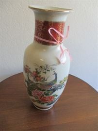 CHINESE PORCELAIN VASE