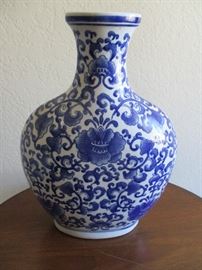 CHINESE PORCELAIN VASE