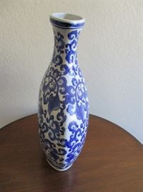 CHINESE PORCELAIN VASE