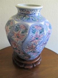 CHINESE PORCELAIN VASE