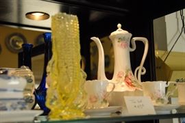 Corn or maize design Vaseline Glass vase. It glows under the black light!