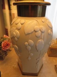 GINGER JAR LAMP WITH EMBOSSED IVY DESIGN
KNIFE PLEAT LAMP SHADE (detail)

