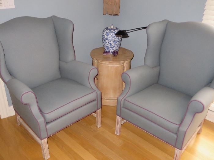CUSTOM UPHOLSTERED WING CHAIRS CONTRAST PIPING
ACCENT DRUM TABLE
