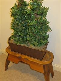 SPIRAL BOXWOOD IN PLANTER
SMALL BENCH
