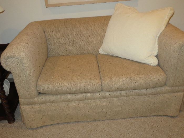 ROLL ARM UPHOLSTERED LOVESEAT
EXCELLENT CONDITION
