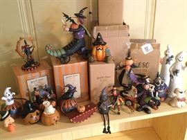  25 Halloween Figurines    http://www.ctonlineauctions.com/detail.asp?id=730923