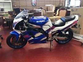 SUZUKI MOTORCYCLE GSXR 750 SUPER CLEAN!