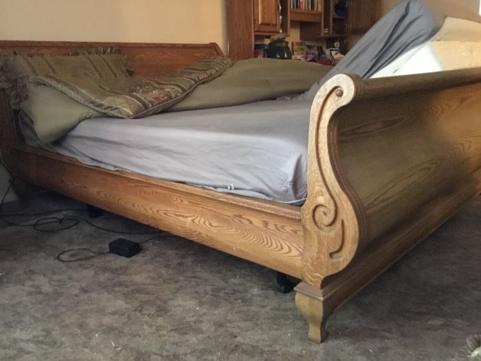 Beautiful oak king bed with dual mattresses - excellent expensive electric mattresses 