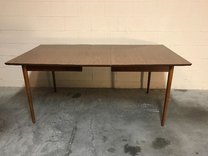 Stanley Distinctive, dining table with leaf, from the Mix N Match line, 1960s, excellent condition