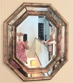 39. Octogonal Beveled Mirror (27'' x 32'')