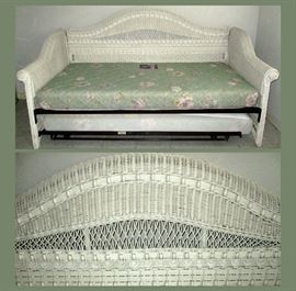 Very Nice Wicker Day Bed 