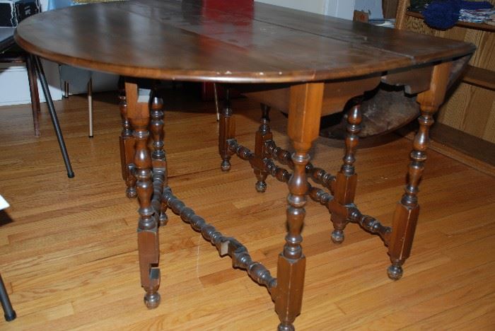 Antique gate leg table, 2 8" leaves & table pads-Opens to 90"L x 44.5 W