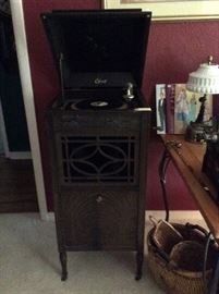 Really nice Edison Victrola, works, records and extra needles are included